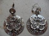 Boucles d'oreilles rondes en m�tal argent� et son papillon.