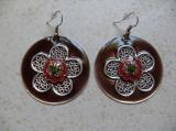Boucles d'oreilles rondes en �mail marron et sa fleur