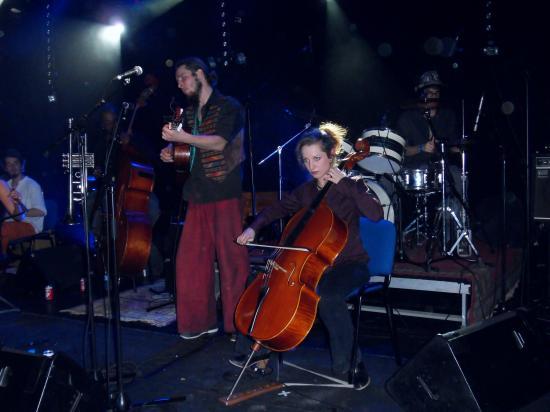 Ju, Jade, Ben, Sarah au violoncelle, Olivier à la batterie