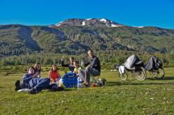 6 fran&ccedil;ais au milieu des montagnes