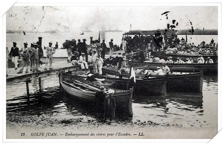 Le ravitaillement en vivres sur le ponton (ou d�barcad�re).