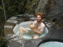 Nuevo Mundo - Mi amigo David tomando un bano de agua calentada por el sol!