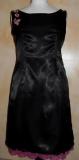 Robe de soir�e satin�e noire et fleurs roses.