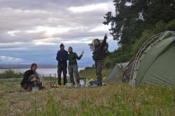 Camping sauvage avec saumon offert par un p&ecirc;cheur