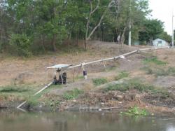 Pompage de l'eau pres de Malacatoya pour l'irrigation