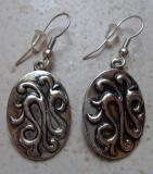 Boucles d'oreilles ovales relief sur m�tal argent�.