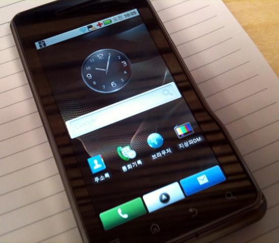 un smartphone sous Android filmant en HD 720p !