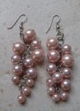 Boucles d'oreilles pendantes  grappe de raisin, rose.