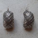 Boucles d'oreilles allong�es en m�tal argent�.
