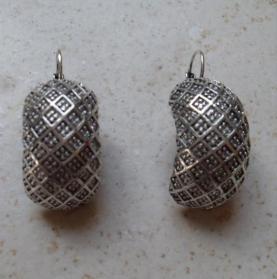 Boucles d'oreilles allong�es en m�tal argent�.