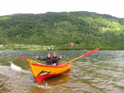 Le propri&eacute;taire du camping nous pr&ecirc;te sa barque !