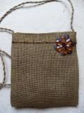 Sac besace en paille marron-fleur orange.