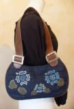 Sac jean et fleurs brod�es de perles.