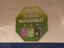 une vision positive du tri a l'entree  d'un supermarche de Boquete au Panama