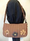 Sac � main marron et fleurs en cuir.