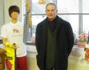 Jean-Michel Loiseau devant sa collection de cochons &agrave; l'Office de tourisme de Ch&acirc;teau-Thierry 