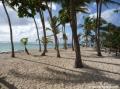 Plage municipale &agrave; c&ocirc;t&eacute; de la plage de la Caravelle