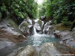 Bassin et cascade au dessus du Bassin bleu