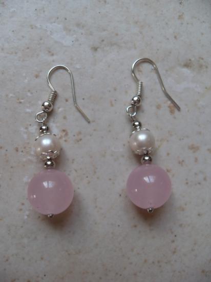 Boucles d'oreilles pendantes m�tal et perles roses.