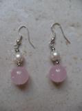 Boucles d'oreilles pendantes m�tal et perles roses.