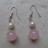Boucles d'oreilles pendantes m�tal et perles roses.
