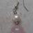 Boucles d'oreilles pendantes m�tal et perles roses. zoom