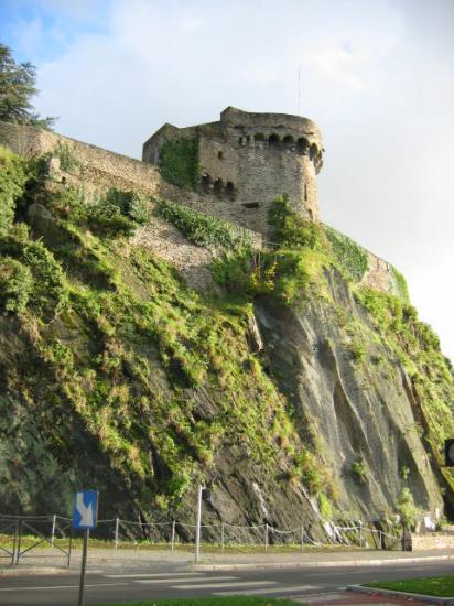 La tour de la Poterne situ&eacute;e au dessus de l'entr&eacute;e du stand