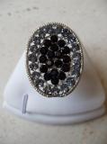 Bague ovale strass noir-blanc.