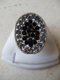 Bague ovale strass noir-blanc.
