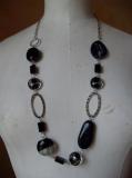 Sautoir perles noires et m�tal.