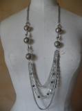 Sautoir cha�nes-perles boules.
