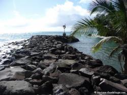 Port de p&ecirc;che de Bananier -  la digue et le phare