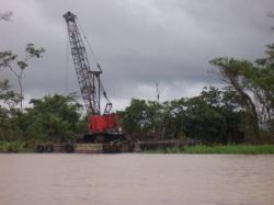 Deforestation Choco - grue de transfert du bois de la foret aux bateaux de transport sur la riviere