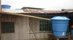 Rio  Sucio en Colombie - recuperation de l'eau de pluie utilisee a toutes  les fins (douche, cuisine, boisson, toilettes...)