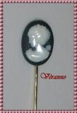 �pingle � cravate cam� blanc sur fond noir.