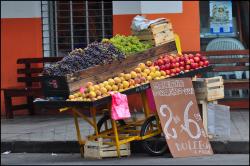 Etalage de fruits dans les rues de Salta