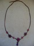 Collier bronze et fleurs roses