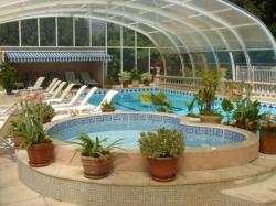 Piscine couverte - Jacuzzi chauff&eacute; - (aliment&eacute;s par la source)