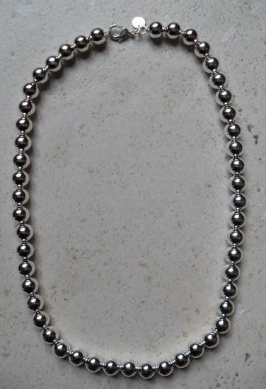 Collier boules plaqu� argent.