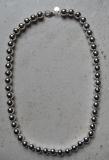 Collier boules plaqu� argent.