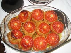 tomates farcies au quinoa, sésame et boulgour